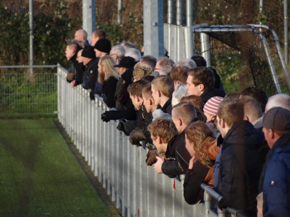 2014-12-13 098 toeschouwers voetbalwedstrijd