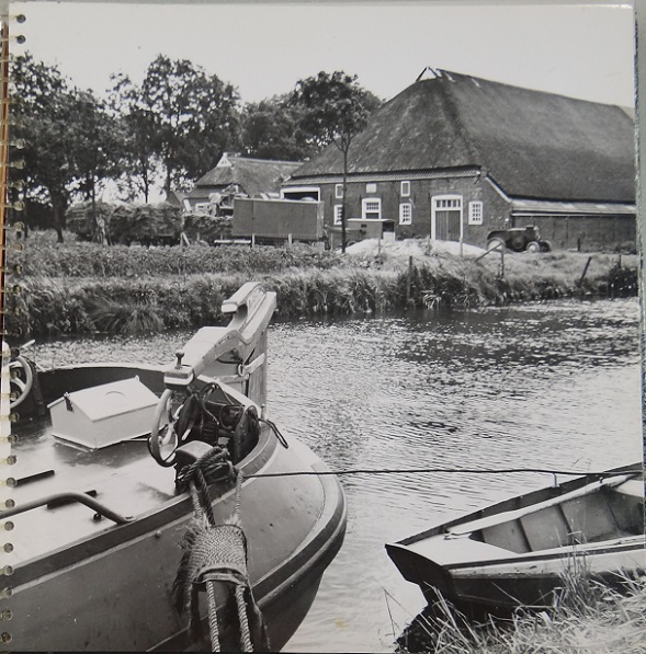 heerd 044 Lanz op het erfg + vrijwel niet zichtbaar - dorsers