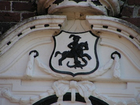 Sint Joris en de draak op de kerk van Westerlee.