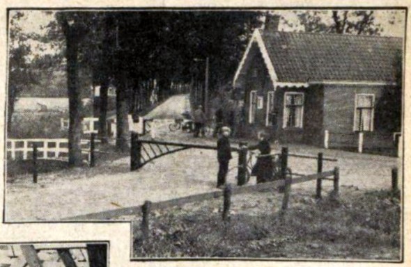 Op de voorgrond het nieuwe tolhek van 1933. Verder naar achter in het midden het oude tolhek, met rechts het tolhuis. De blik is dus naar het noorden gericht. Op het tolhuis, dat sterk lijkt op de exemplaren die nog steeds in Peizerwolde en Foxwolde aanwezig zijn, hangt het kastje met de tarieven.