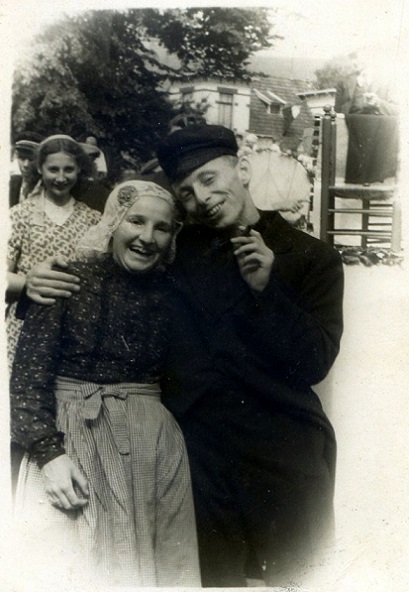 Greta en Frans Vondeling bij zgn. boerenbruiloft op ouwe koninginnedag 31 augustus 1949 Dwingeloo blog