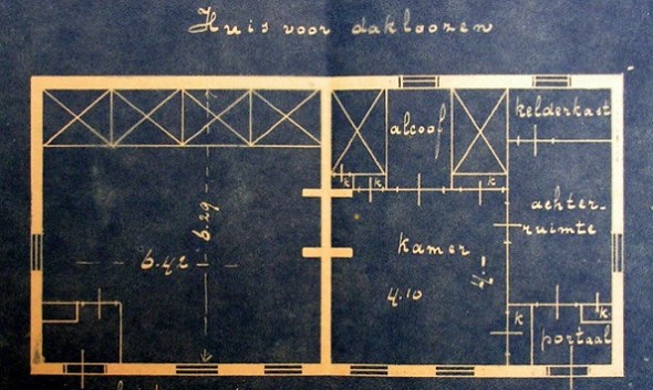Blauwdruk voor de verbouwing van het oude tot een nieuw daklozenhuis. Links een ‘appartement’ zoals het eruit zag bij de bouw in 1895, met vier bedsteden en een portaal. Rechts het nieuwe grondplan. Bron: gemeente-archief Eemsmond, archief burgerlijk armbestuur  Uithuizermeeden, inv. nr. 31.