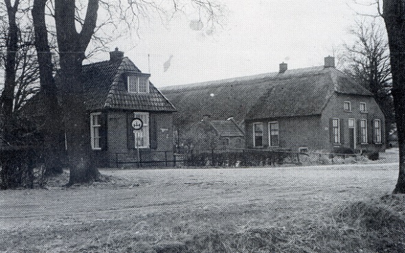 Links een tolhuisje, rechts het vroegere café Rolden (1964). Foto collectie Historische Vereniging Havelte.