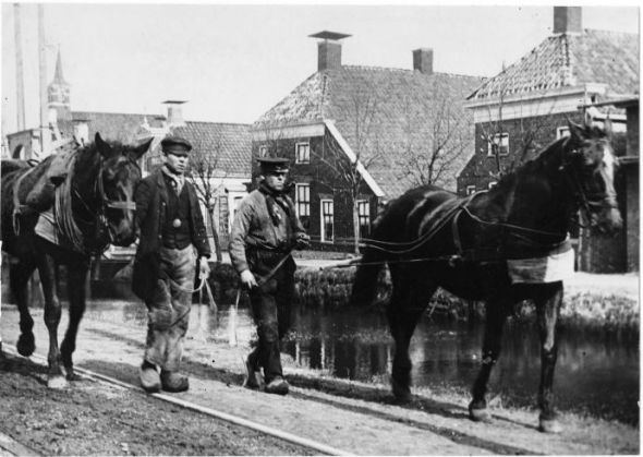 Muntendam - twee scheepsjagers op het jaagpad R Herwig 1925