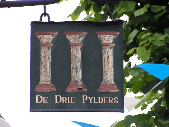 De Pylaars in Tolbert bestaat nog steeds.